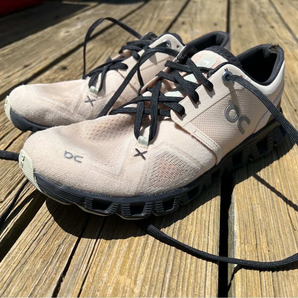 Very gently used ON Sneakers size 7.5 Women’s!